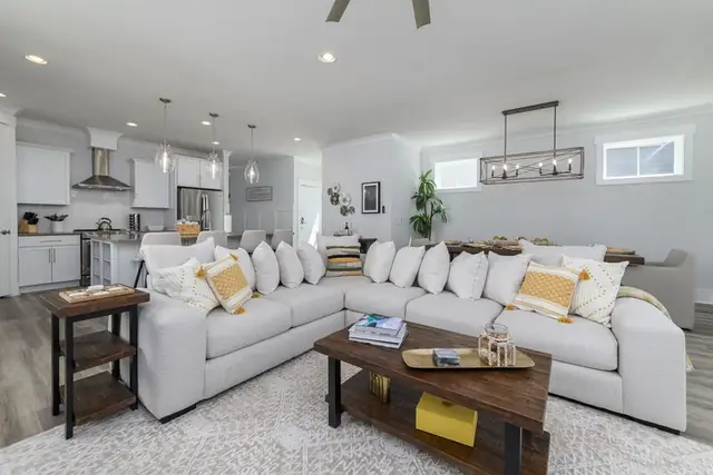 Living room at 10 Broad View Ln.